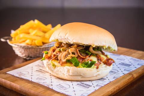 Fotografia de um hambúrguer da Lanchonete Palhano Burger feito para cardápio por fotógrafo de alimentos e gastronomia Roberto Custódio,
 de Londrina-PR.'