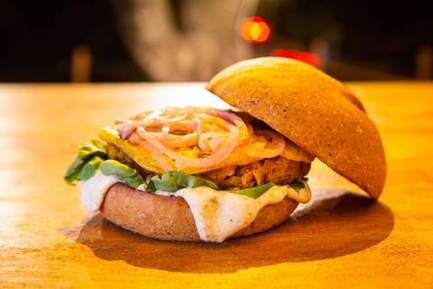O fotógrafo de gastronomia de Londrina-PR Roberto Custódio, registra imagem de hamburguer vegano no Coven Veggie Burguer.
'
