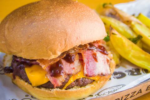 Fotografia de sanduíche de búrguer, bacon e batatas. Imagem  feita por fotógrafo de comida em Londrina-PR.
'