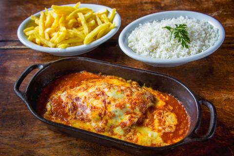 Lasanha, arroz e batata frita feitas por fotógrafo de gastronomia no Restaurante o Casarão em Londrina-PR.
'