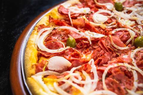 Fotógrafo de gastronomia e alimentos em Londrina-PR registra imagem de pizza de calabresa. As fotografias de alimentos serão usadas em redes sociais do i-food.
'