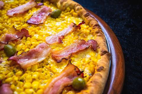 Pizza de bacon, milho e queijo da lanchonete Biggs, por Roberto Custódio, fotógrafo especialista em gastronomia e alimentos em Londrina-PR.'