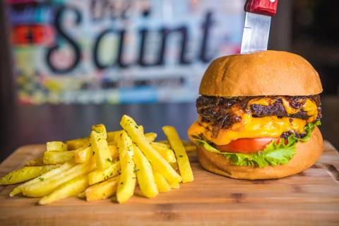 Hambúrguer de queijo cheddar e carne em imagem de Roberto Custódio, fotógrafo de alimentos, gastronomia e comida em Londrina-PR.
'