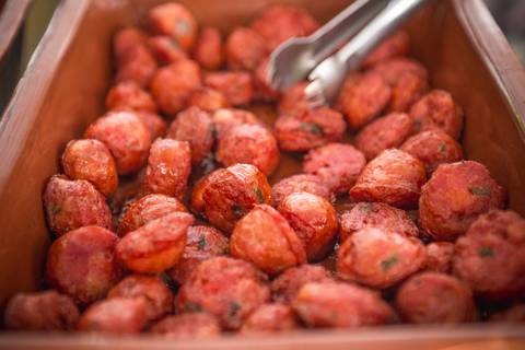 Fotógrafo de produtos e gastronomia em Londrina-PR registra linguiças fritas em sessão fotográfica.'