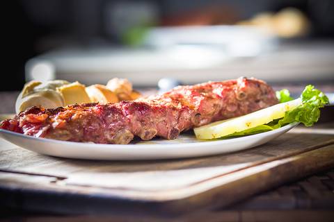 O fotógrafo de gastronomia em Londrina-PR, registra prato de costelinha suína para aplicativos e delivery i-food, rappi e uber-eats.
'