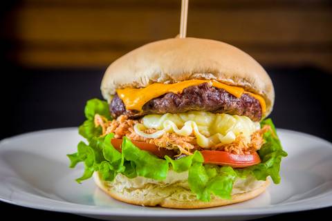 Sanduíche de hambúrguer com frango e queijo feito pelo fotógrafo de gastronomia Roberto Custodio em Londrina PR.
'