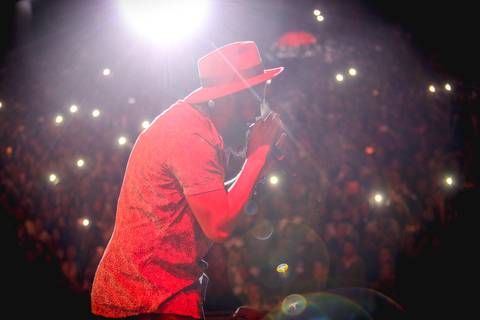 Fotografia de show da dupla sertaneja Henrique e Juliano.'