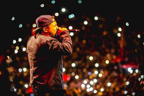 Dupla sertaneja em fotografia de eventos durante a ExpoLondrina.'