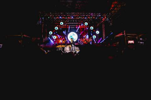 Apresentação de cantor sertanejo no Parque Ney Braga durante a Expo Londrina. Fotografia de show para divulgação em redes sociais por jornalistas e agências de publicidade.'
