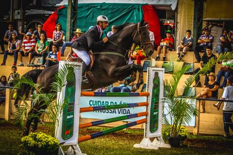 Fotógrafo de eventos registra o salto de um cavalo em Prova de Hipismo durante a Expo Londrina, a competição sempre acontece na pista Roberto Requião.'