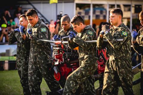 Soldados do tiro de Guerra transportam motor de um Jeep, a imagem é do fotógrafo eventos Roberto Custódio de Londrina –pr.'