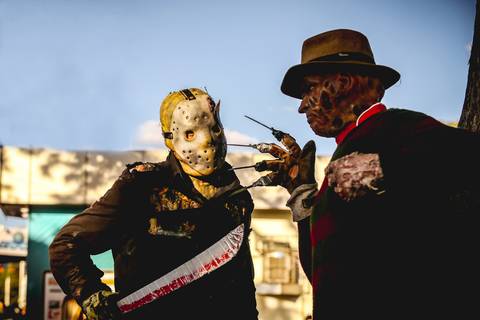 Fotografia documental dos personagens de cinema Jason e Freddy Krueger no Parque de Exposições Ney Braga.
'