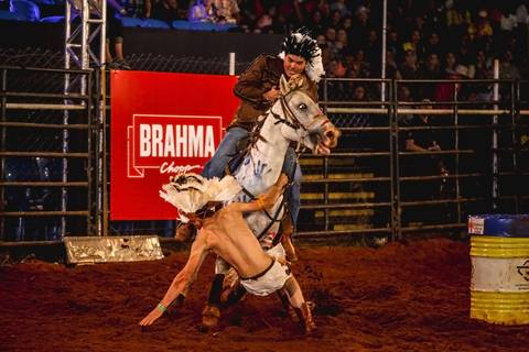 Sequência de fotografia de show por roberto custodio, fotógrafo de londrina que registrou atropelamento de peão.'