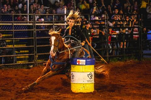 Foto de prova do tambor por fotografo de eventos de londrina durante feira agropecuária.'