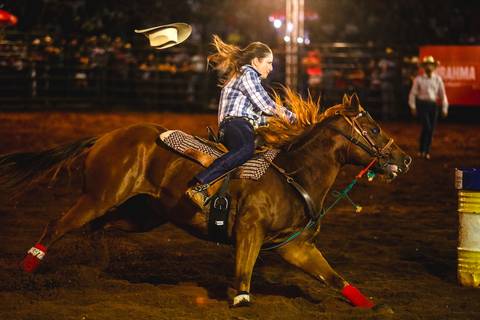  Amazona durante montaria da prova do tambor, a fotografia do evento é e Roberto Custódio em Londrina Pr.'