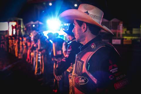 Peões de montaria perfilados em imagem do fotógrafo de eventos Roberto Custódio de Londrina-Pr.'