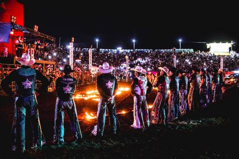 Fotógrafo de eventos roberto custodio regista peões de rodeio frente ao público em arena de shows em Londrina Pr.'