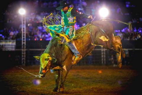 Peão de rodeio em fotografia de eventos durante a ExpoLondrina no Paraná.'