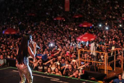 Simone e Simaria canta seus sucessos na Feira Agropecuária Expo Londrina, fotografia capturada pelo fotógrafo de eventos corporativos Roberto Custódio.'