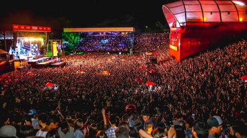Fotografia de show durante apresentação do cantor sertanejo Luan Santana, tendo como destaque o Camarote Brahma. A festa Expo Londrina acontece no Parque de Exposições Ney Braga.'