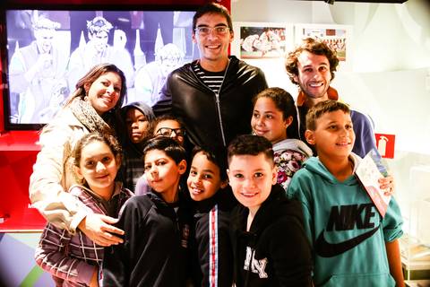 Giba se diverte ao posar para fotografo de eventos em Londrina-Pr com crianças de uma escola pública que visitam o Museu Itinerante sobre os Jogos Olímpicos.'