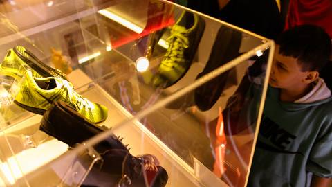 Fotografia corporativa de peças esportivas em exposição no Museu Itinerante dos Jogos Olímpicos.'