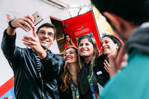 Funcionários do Banco Bradesco de londrina tiram selfie com o atleta Giba em fotografia corporativa.'