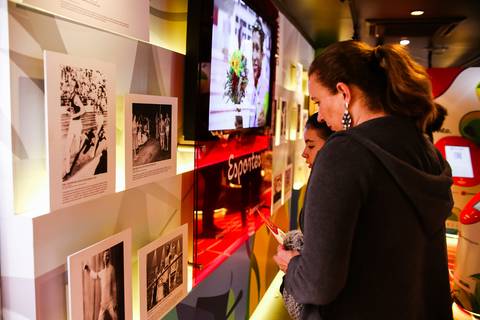 Família observa fotografias de eventos esportivos no Museu Itinerante, ela traz peças que retratam todas as edições dos Jogos Olímpicos da Era Moderna. '