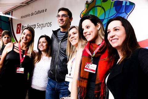 Fotografai corporativa de Giba, ex-atacante ponta da Seleção Brasileira entre fãs do voleibol, o evento faz parte do Museu Itinerante do Bradesco Seguros que leva exposição dos Jogos Olímpicos e teve passagem por Londrina Pr.'