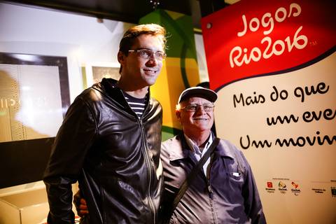 Um senhor posa para o fotografo de eventos de Londrina Roberto Custodio ao Lado de Giba, ex-jogador da Seleção Brasileira de voleibol.'