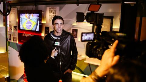 Fotografia corporativa de equipe de reportagem da UEL ( Universidade Estadual de Londrina) entrevistando o jogador Giba da Seleção Brasileira.'