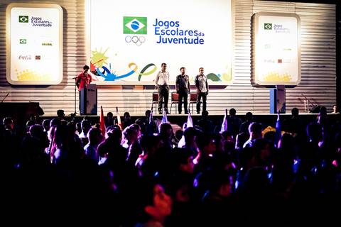 Fotografia panorâmica de evento corporativo durante abertura dos Jogos Escolares realizado em Londrina-Pr.'