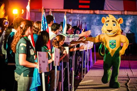 Fotógrafo de evento corporativo em Londrina registra o mascote Olímpico Ginga com atletas participantes dos Jogos Escolares da Juventude.'