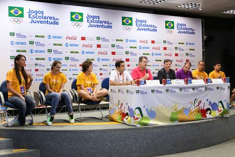 Representantes e atletas de Jogos Olímpicos em fotografia de evento corporativo que anuncia Londrina nos Jogos Escolares da Juventude.'
