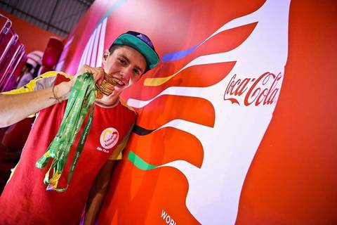 Jovem especialista em nado de costas e borboleta em fotografia corporativa com diversas medalhas que conquistou nos Jogos Escolares da juventude.'