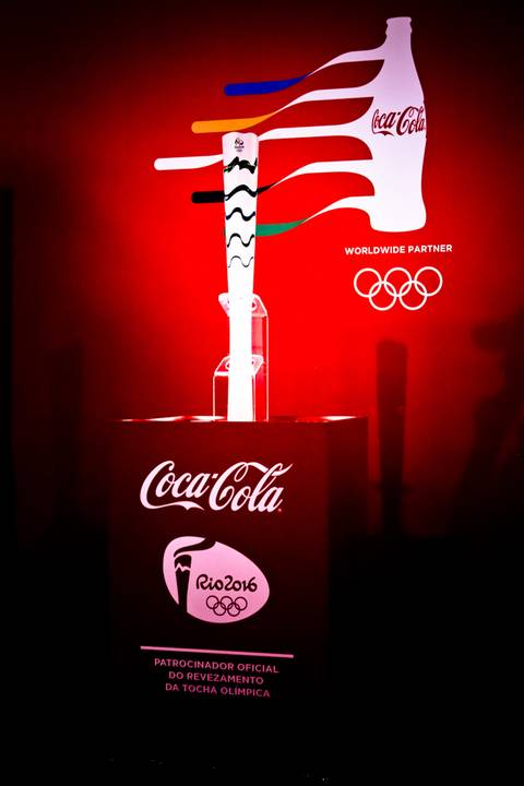 Fotografia Institucional e publicitária de Tocha Olímpica Exposta frente ao patrocínio da Coca Cola.'