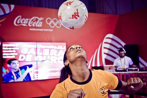 Jogadora de futebol faz malabarismo com bola na cabeça para o fotógrafo de eventos corporativo de Londrina Roberto Custodio.'