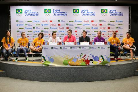 Os atletas Luciano Pagliarini, Shelda, o prefeito de Londrina Alexandre Kireef em fotografia de evento corporativo durante entrevista coletiva de imprensa dos Jogos Escolares da Juventude.'
