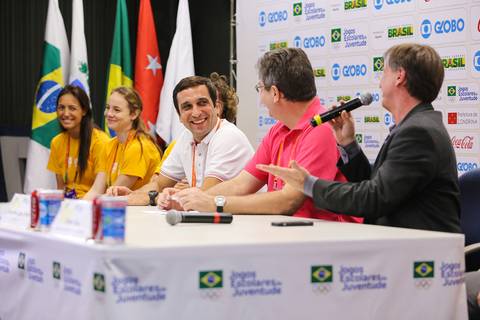 Fotografia de evento corporativo durante entrevista coletiva dos Jogos Escolares da Juventude, o evento teve presença de Alexandre Kireef, prefeito de Londrina.'