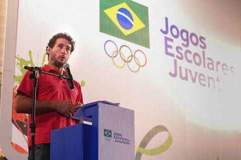 Fotografia de evento corporativo com Flavio Canto mestre de cerimônias na abertura dos Jogos da juventude, a fotografia foi feita no Ginásio de Esporte Moringão.'
