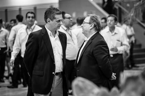 Fotografo social em Londrina-Pr com emprego de fotojornalismo que registram toda espontaneidade de um coquetel de inauguração em uma empresa'