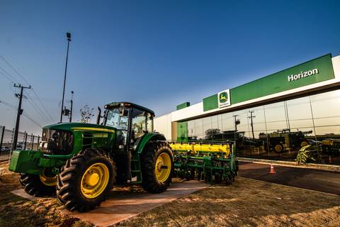 Fotografia Institucional de um trator exposto na frente da loja da Horizon de Cambé, a John Deere á a maior fabricante de máquinas agrícolas do Brasil.'