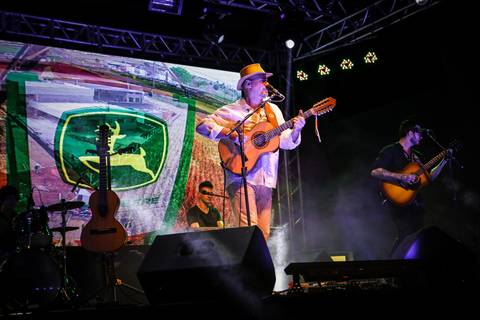  fotografia de show com o violeiro e artista Rodrigo Zanc durante show de inauguração da nova loja da Horizon John Deere.'