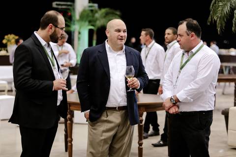 Fotografia corporativa em evento social durante festa de inauguração da John Deere. '