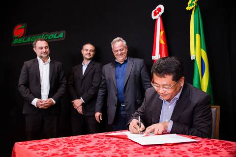 O diretor executivo do Grupo Shanghai Pengxin em fotografia corporativa durante assinatura de documento da compra da Belagrícola de Londrina-Pr.'