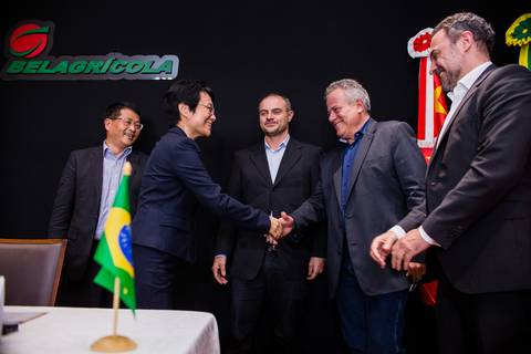 Fotógrafo de eventos corporativo em Londrina-pr registra a ministra conselheira da embaixada chinesa Xia Xiaoling em cumprimento ao diretor executivo João Andreo Colofatti durante evento institucional da Belagrícola.'