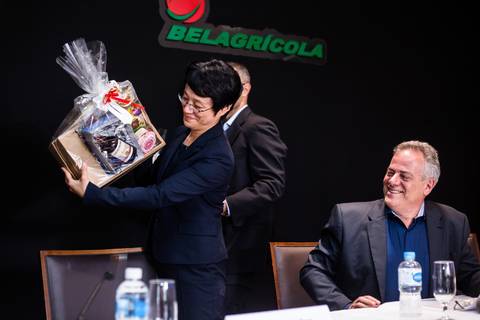 Fotógrafo profissional de eventos corporativos fotografa a ministra conselheira da embaixada chinesa Xia Xiaoling durante entrevista coletiva na Belagrícola.'