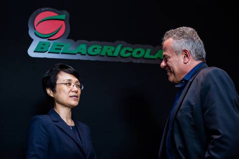 Xia Xiaoling conversa com João Andreo Coloffati em fotografia de evento corporativo da empresa de Londrina Belagrícola que foi fundida a multinacional Dakang.'