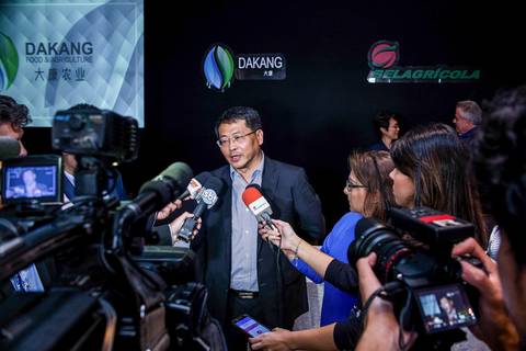 Fotógrafo de evento em Londrina registra o Diretor Executivo da Dakang Ge Junjie durante entrevista coletiva.'