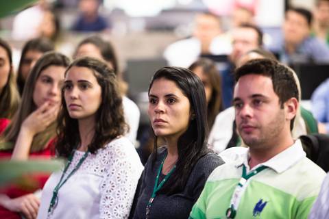 funcionários da empresa Londrinense Belagrícola durante discurso de diretores, pelas lentes do Fotógrafo de eventos corporativos Roberto Custódio.'